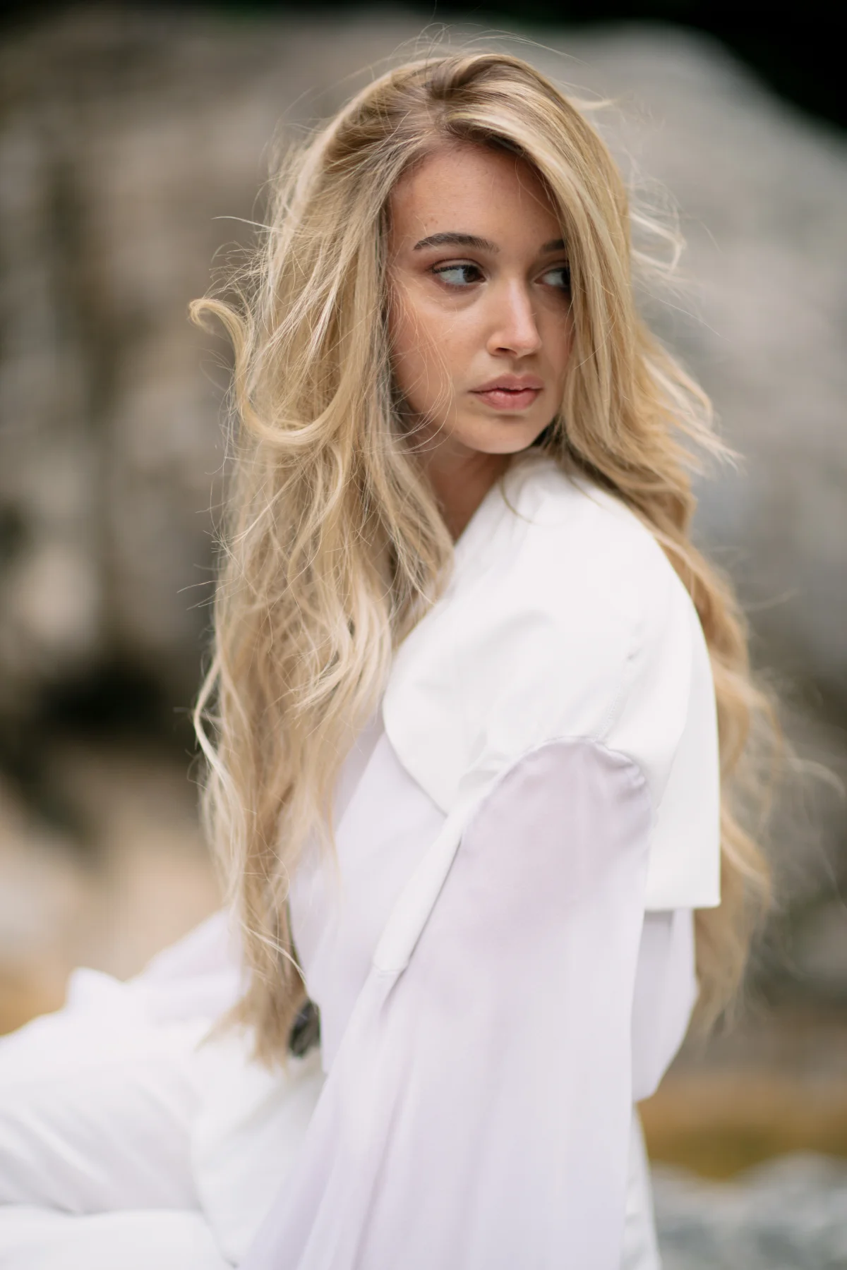 Modella con capelli biondi schiariti e sfumati con tecnica Hair Touch