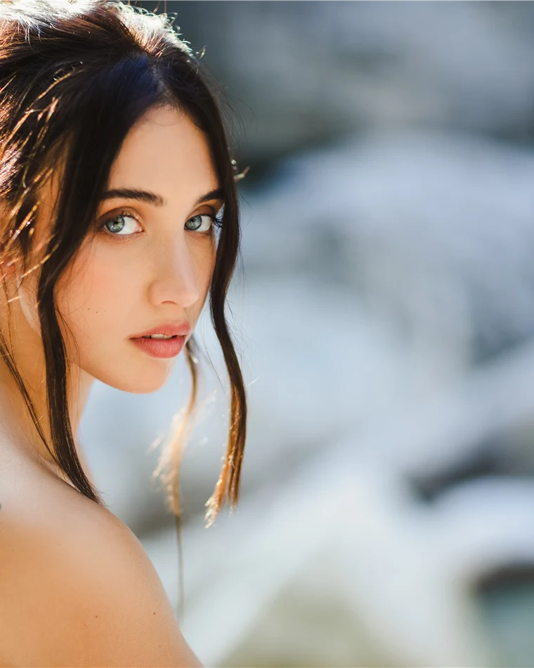 Ritratto di spalle con capelli mossi e luminosi