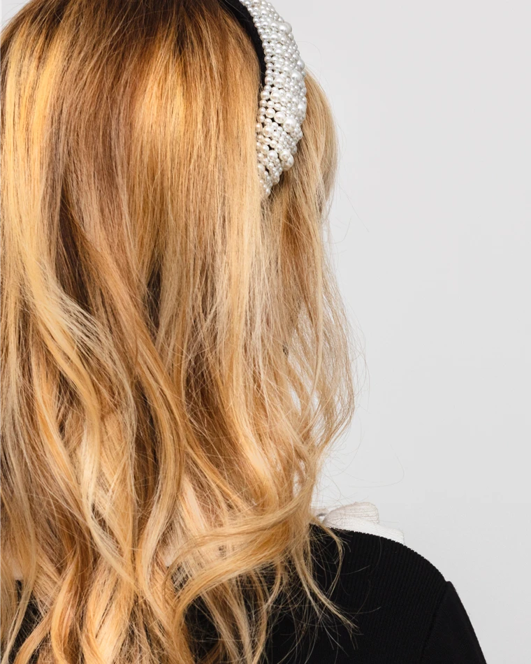 Capelli mossi biondi styling con fascia gioiello, dettaglio lunghezze