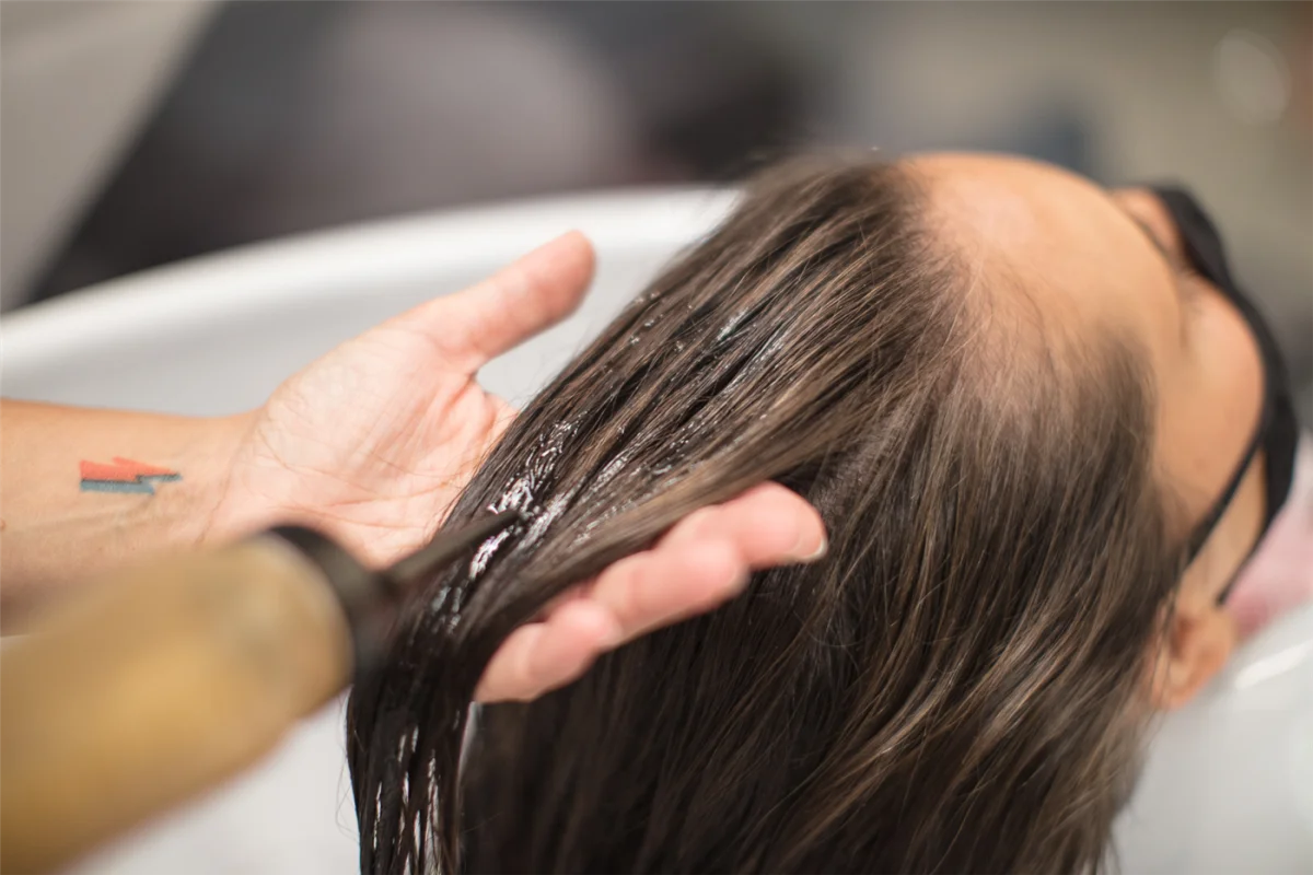 Lavaggio dei capelli lunghi: attenzione a non dormire con i capelli bagnati