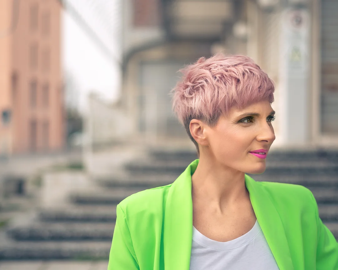 Cambiare look ai capelli: pixie cut rosa e blazer verde fluo